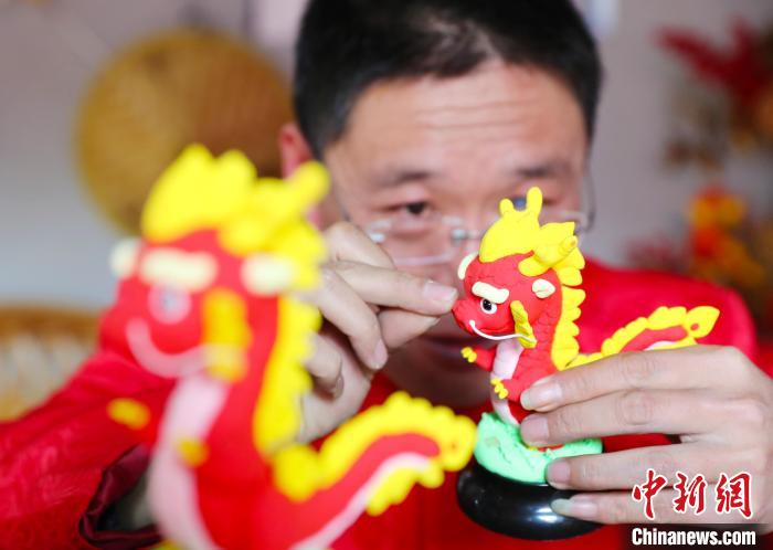 风暴平台登录：山东青岛：“祥龙”面塑迎龙年