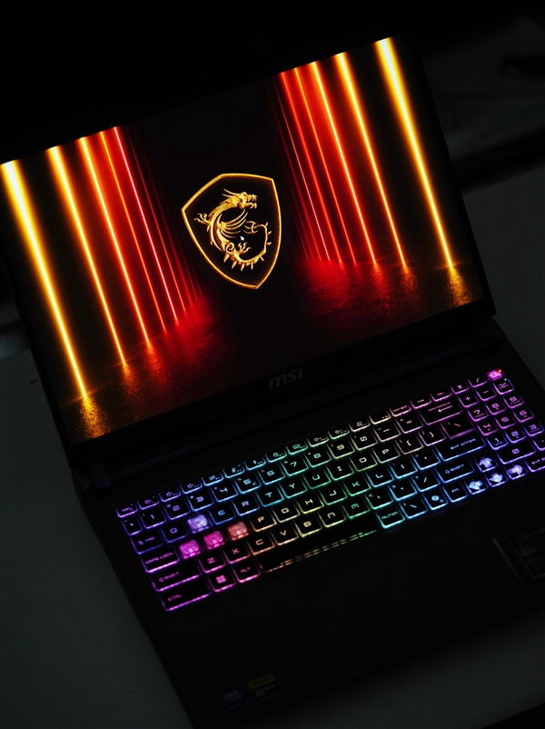 奇趣分分彩：满血RTX 5080加持！微星泰坦16 AI 2025游戏本图赏