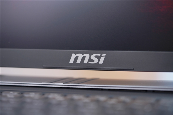 奇趣分分彩：满血RTX 5080加持！微星泰坦16 AI 2025游戏本图赏