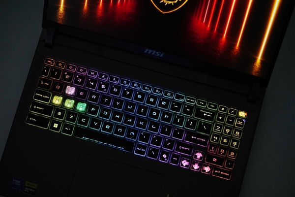 奇趣分分彩：满血RTX 5080加持！微星泰坦16 AI 2025游戏本图赏