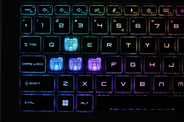 奇趣分分彩：满血RTX 5080加持！微星泰坦16 AI 2025游戏本图赏