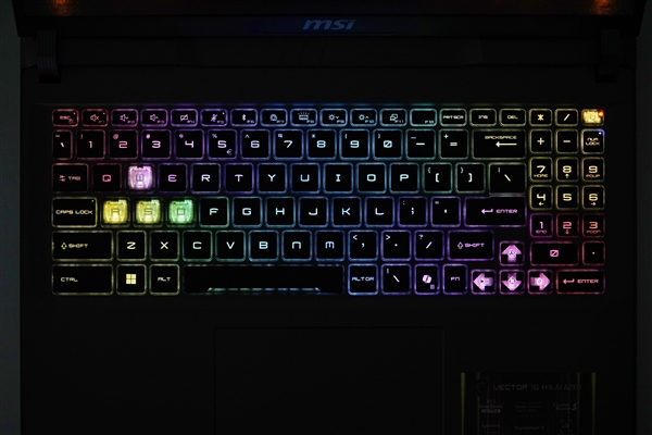 奇趣分分彩：满血RTX 5080加持！微星泰坦16 AI 2025游戏本图赏