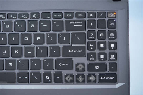 奇趣分分彩：满血RTX 5080加持！微星泰坦16 AI 2025游戏本图赏