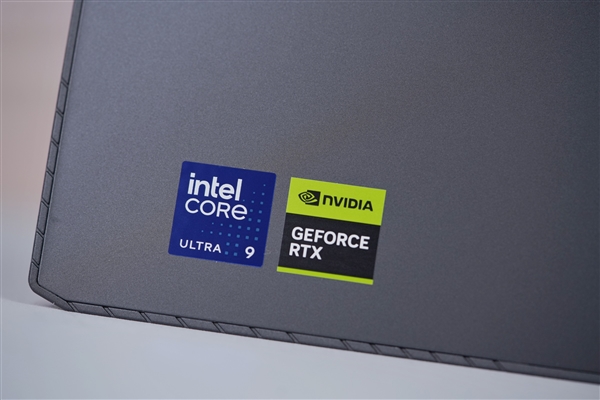 奇趣分分彩：满血RTX 5080加持！微星泰坦16 AI 2025游戏本图赏