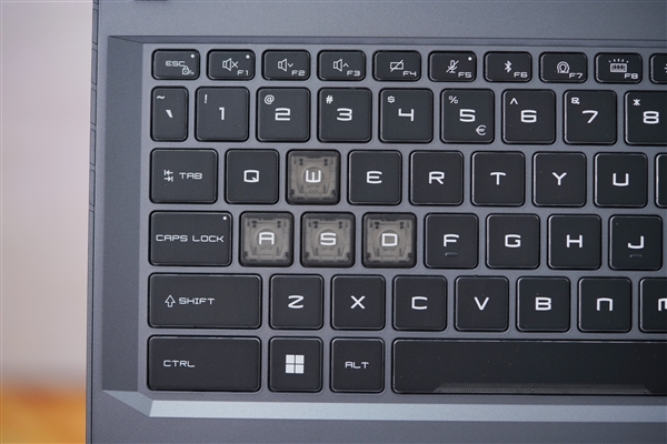 奇趣分分彩：满血RTX 5080加持！微星泰坦16 AI 2025游戏本图赏