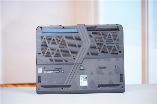 奇趣分分彩：满血RTX 5080加持！微星泰坦16 AI 2025游戏本图赏