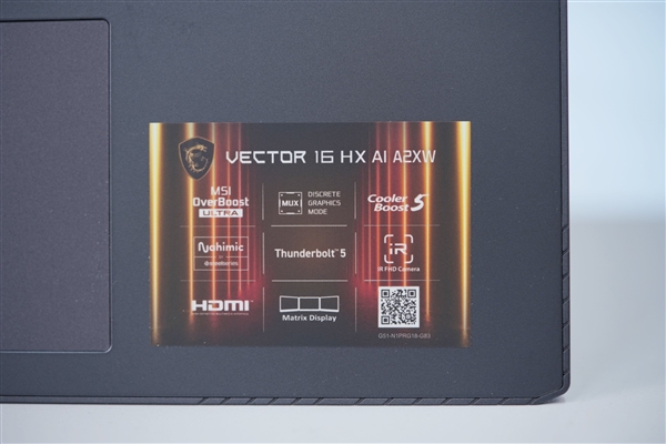 奇趣分分彩：满血RTX 5080加持！微星泰坦16 AI 2025游戏本图赏