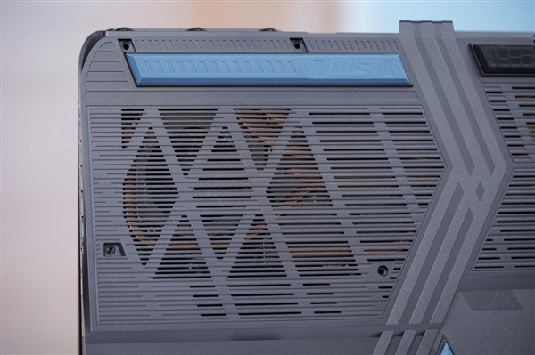 奇趣分分彩：满血RTX 5080加持！微星泰坦16 AI 2025游戏本图赏