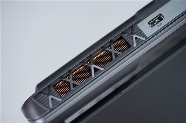 奇趣分分彩：满血RTX 5080加持！微星泰坦16 AI 2025游戏本图赏