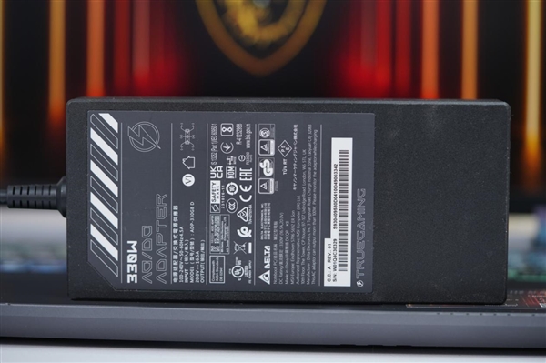 奇趣分分彩：满血RTX 5080加持！微星泰坦16 AI 2025游戏本图赏