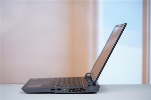 奇趣分分彩：满血RTX 5080加持！微星泰坦16 AI 2025游戏本图赏