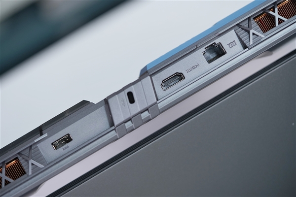 奇趣分分彩：满血RTX 5080加持！微星泰坦16 AI 2025游戏本图赏