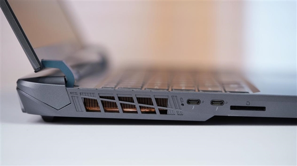 奇趣分分彩：满血RTX 5080加持！微星泰坦16 AI 2025游戏本图赏