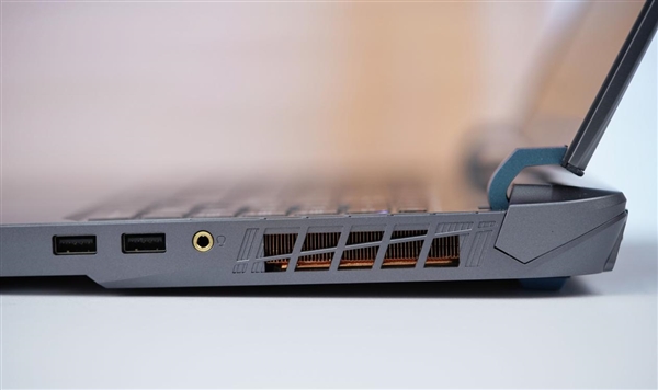 奇趣分分彩：满血RTX 5080加持！微星泰坦16 AI 2025游戏本图赏