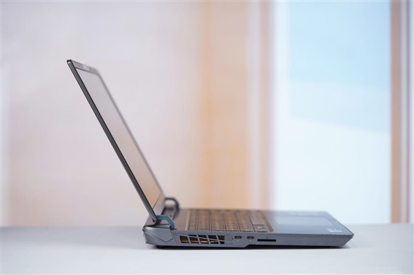 奇趣分分彩：满血RTX 5080加持！微星泰坦16 AI 2025游戏本图赏