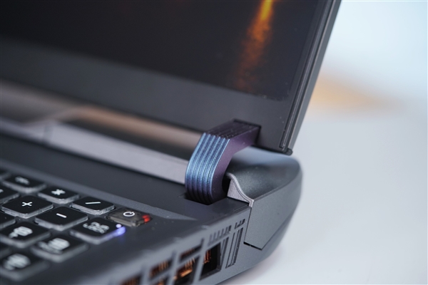 奇趣分分彩：满血RTX 5080加持！微星泰坦16 AI 2025游戏本图赏