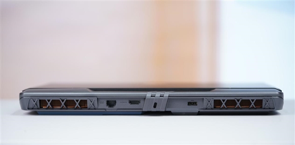 奇趣分分彩：满血RTX 5080加持！微星泰坦16 AI 2025游戏本图赏