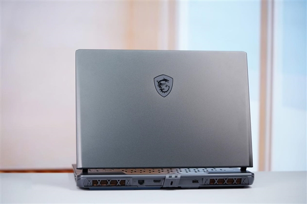 奇趣分分彩：满血RTX 5080加持！微星泰坦16 AI 2025游戏本图赏