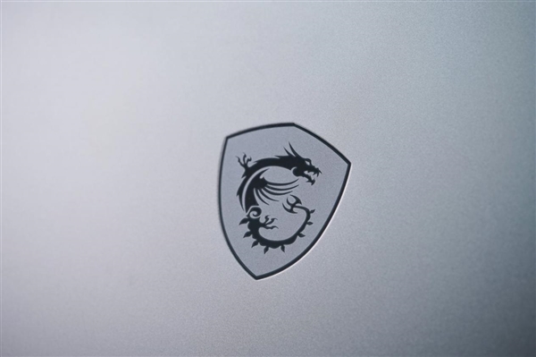 奇趣分分彩：满血RTX 5080加持！微星泰坦16 AI 2025游戏本图赏